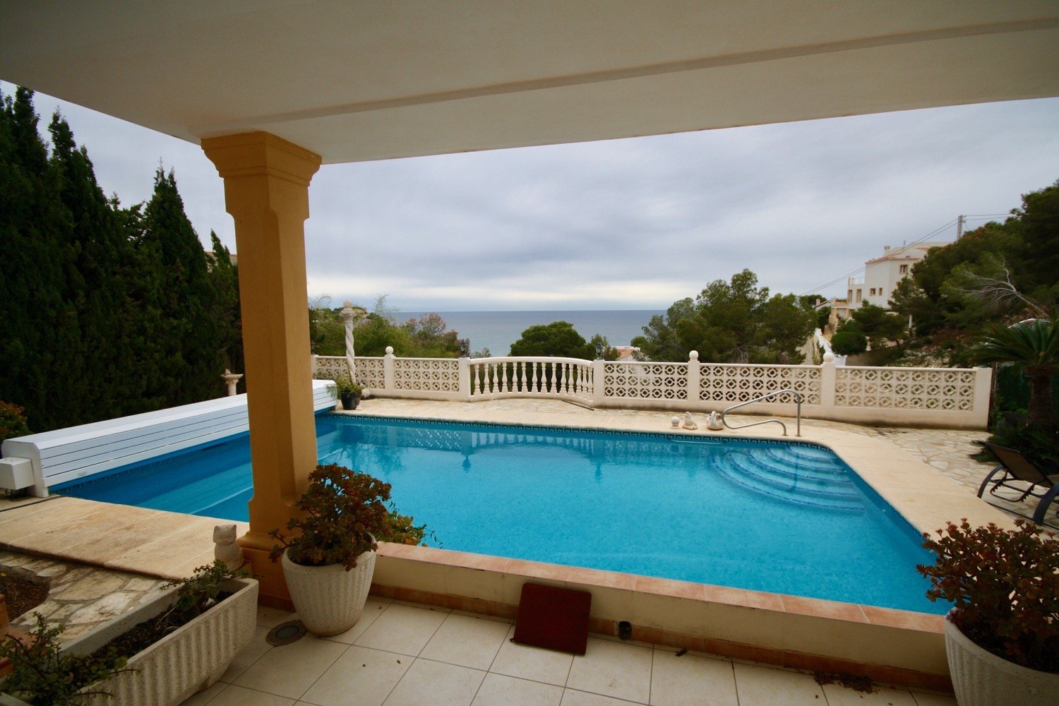 Villa mit viel Platz und Meerblick in Javea zu verkaufen