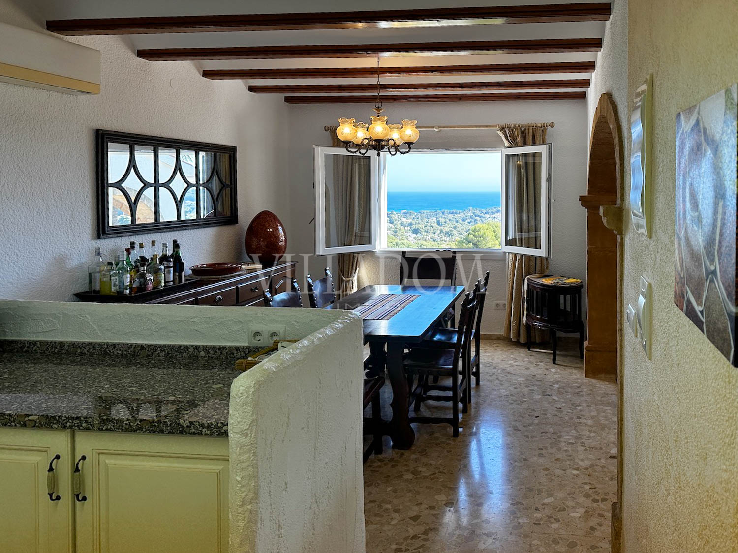 Traditionelle Villa mit Panoramablick auf das Meer